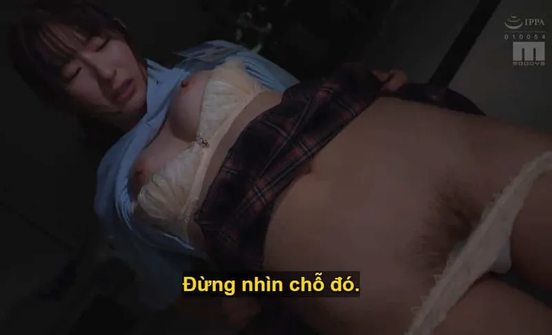 Sếp lớn đang mưu tính "dập" cô em dưới quyền kiêu căng lười nhác, suốt ngày chỉ chăm chăm tán gẫu tin nhắn với người yêu.