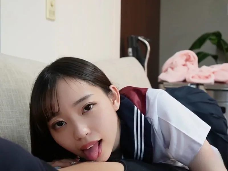 Nữ học sinh ngây thơ bị tên ba cóc chọc cò giả vào lồn